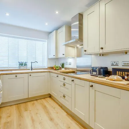 4 Bed In Oc-89533 Whitby
