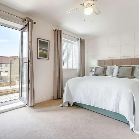 4 Bed In Oc-89533 Whitby
